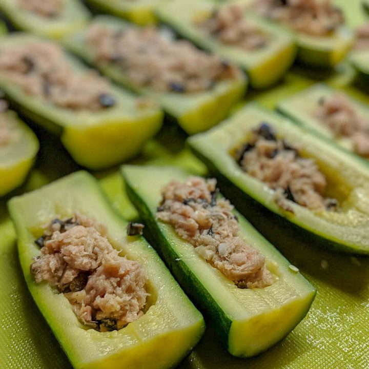 Stuffed zucchini with tuna, garlic, olives and capers