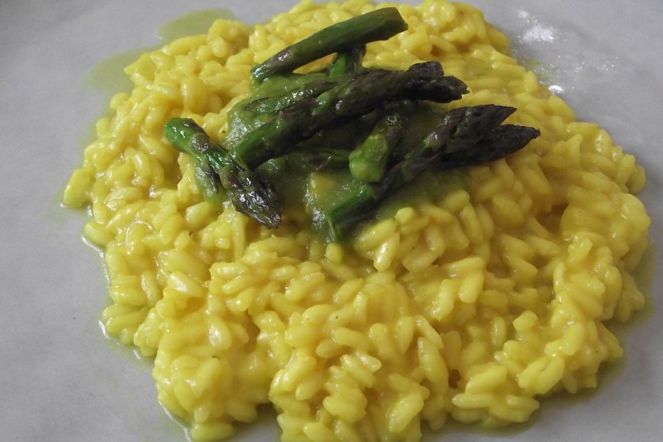 Asparagus and turmeric risotto
